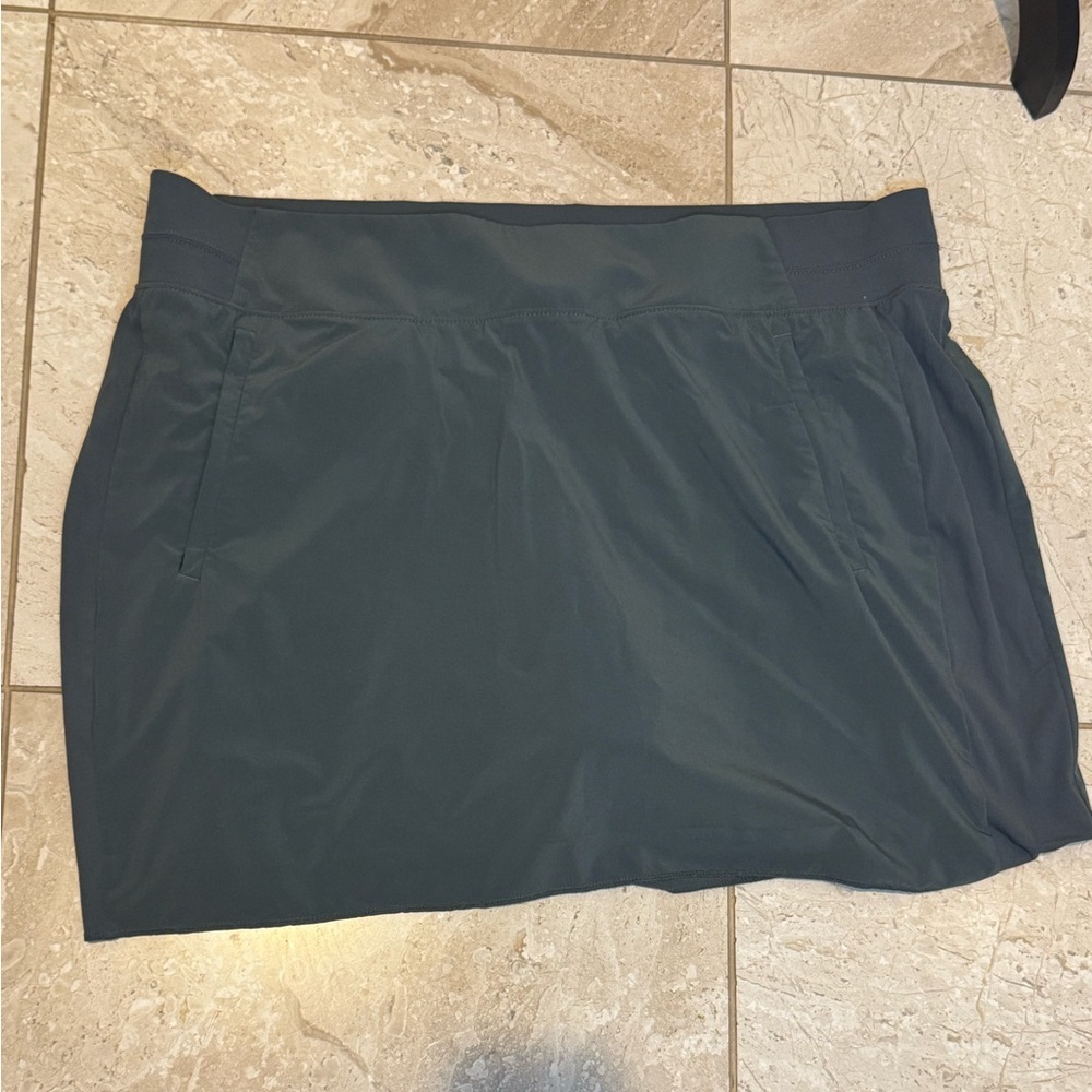 Athleta Athletic Skort with Hidden Pockets green grey color size 22 plus